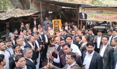 वाराणसी कचहरी बम ब्लास्ट की 17वीं बरसी मनी, अधिवक्ताओं ने मृतक साथियों को श्रद्धांजलि दी