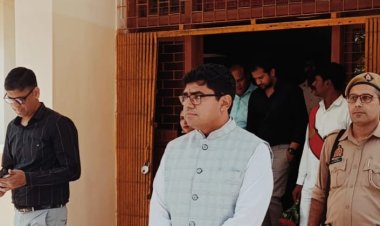 डीएम ने दो ग्राम पंचायत सचिव समेत तीन लाेगाें काे सस्पेंड किया