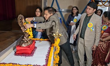 मेडिकल कॉलेज उरई में नर्सिंग की छात्राओं को दिलाई गई फ्लोरेंस नाइटिंगेल की शपथ 