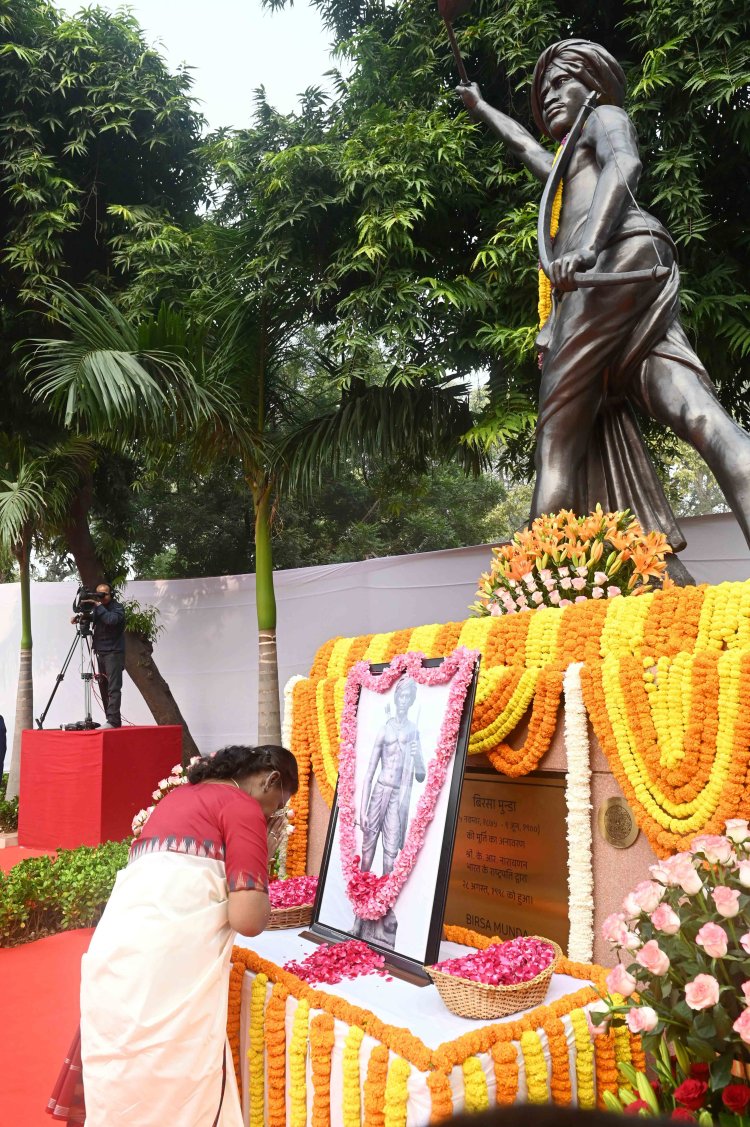 राष्ट्रपति द्रौपदी मुर्मू 15 नवंबर, 2024 को संसद भवन परिसर धरती में आबा भगवान बिरसा मुंडा की 150वीं जयंती के अवसर पर उनको पुष्पांजलि अर्पित करते हुए।