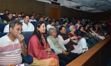 महापौर ने नगर निगम कर्मचारियों सहित अन्य के साथ देखी फिल्म द साबरमती रिपोर्ट