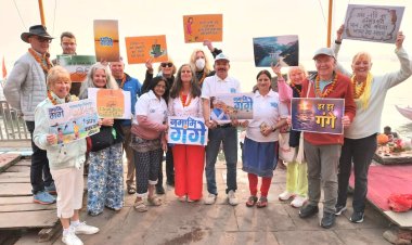 वाराणसी में विदेशी पर्यटकों ने गंगा तट पर स्वच्छता के लिए किया नागरिकों को जागरूक