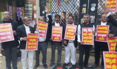 बांग्लादेश का झंडा अधिवक्ताओं ने फूंका, अविलम्ब भारत की शांति सेना भेजने की मांग