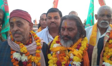 धूमधाम से निकली अयोध्याधाम पदयात्रा, जगह-जगह फूलों की वर्षा