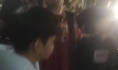 झांसी के ग्राम डेली पहुँचकर धीरेन्द्र कृष्ण शास्त्री बोले पड़ोसियों चाय तो पिला दो