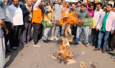 व्यापार मंडल ने किया हिंदुओं पर हो रहे अत्याचार के विरोध में पुतला दहन