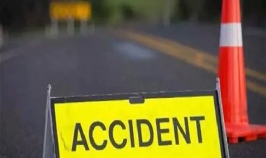 ओवरटेक के दाैरान बाइक ट्रक से टकराई , दाे युवकाें की माैत