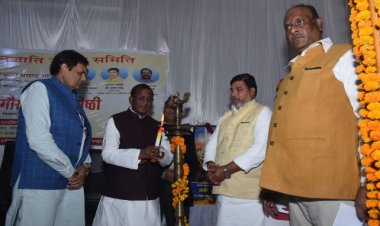 डिप्लोमा इंजीनियर संघ भवन में आदिवासी जनजाति उत्थान समिति द्वारा आयोजित आदिवासी गौरव दिवस गोष्ठी का दीप जलाकर शुभारंभ करते असम एवं मणिपुर के राज्यपाल लक्ष्मण प्रसाद आचार्य