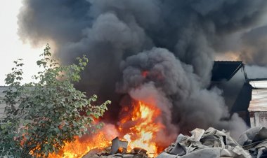 स्क्रैप यार्ड में लगी भीषण आग, एक घायल,अग्निशमन के नहीं थे इंतजाम,