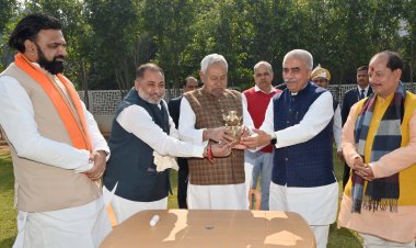 लालू यादव और नी​तीश कुमार को दिया गया महाकुंभ आने का आमंत्रण