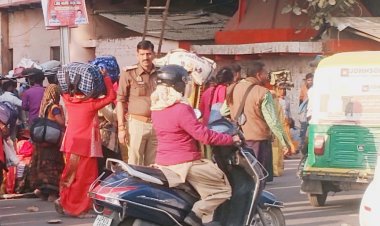 काशी की अंतरगृही परिक्रमा यात्रा में उमड़े श्रद्धालु, सर्द मौसम में नंगे पांव हुए शामिल
