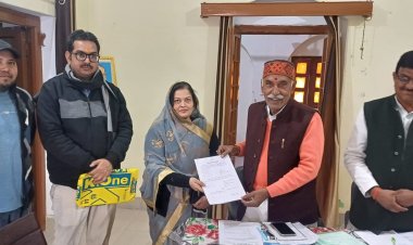 कोंच नगर में तीन महिलाओं समेत पंद्रह लोगों ने पर्चे दाखिल किए