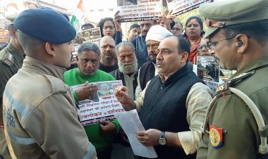 विश्वनाथ धाम में अक्षयवट को ढूढ़ने जा रहे कांग्रेस के कार्यकर्ताओं को पुलिस ने रोका