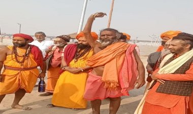 महाकुंभ: चौदह वर्ष से दाहिना हाथ ऊपर उठाए हुए तपस्या कर  रहे हैं उर्ध्व बाहु जी महाराज
