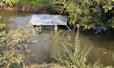 टायर फटने से खंती में गिरी वैन, एक की हुई मौत 