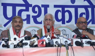 प्रदेश कांग्रेस मुख्यालय माल माल एवेन्यू में प्रेसवार्ता करते  राज्यसभा सांसद  प्रमोद तिवारी 