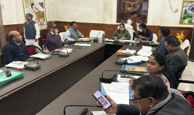 जिलाधिकारी ने की निर्माणाधीन परियोजनाओं की समीक्षा, कार्य में प्रगति लाने के दिए निर्देश