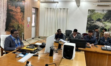 मंडलायुक्त ने निर्माणाधीन परियोजनाओं की समीक्षा की, कार्य में लापरवाही पर अधिकारियों को फटकार