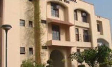 नोएडा कैंब्रिज स्कूल में एलुमनी मीट के दौरान एनआरआई महिला का पर्स चोरी