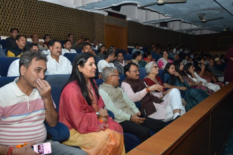 महापौर ने नगर निगम कर्मचारियों सहित अन्य के साथ देखी फिल्म द साबरमती रिपोर्ट