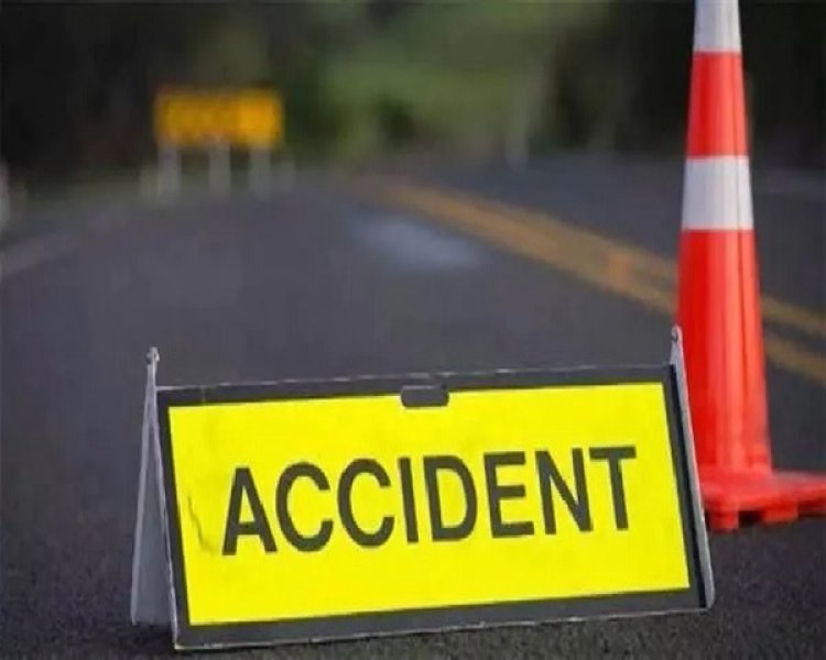 ओवरटेक के दाैरान बाइक ट्रक से टकराई , दाे युवकाें की माैत