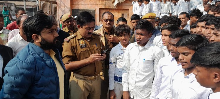 सोनभद्र : आवासीय विधालय के छात्रों ने बुनियादी सुविधाओं के लिए किया प्रदर्शन