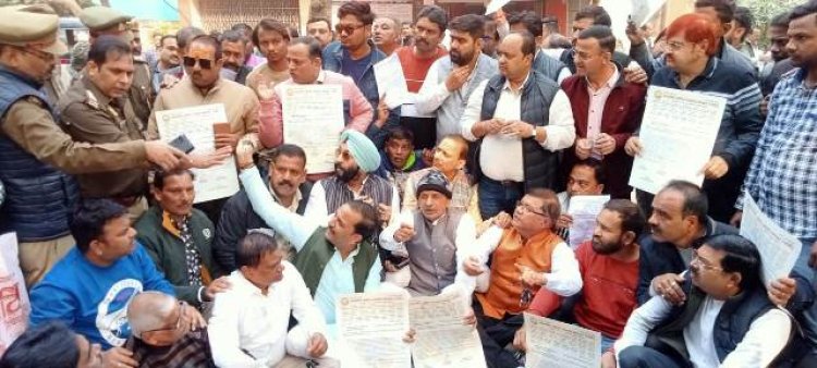आरटीओ आफिस में वसूली के विरोध में ट्रांसपोर्टरों ने दिया धरना, सौंपी चाबी