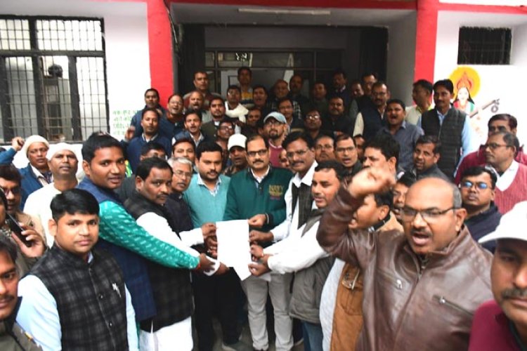 उप्र माध्यमिक शिक्षक संघ ने डीआईओएस कार्यालय पर प्रदर्शन कर मुख्यमंत्री को भेजा ज्ञापन