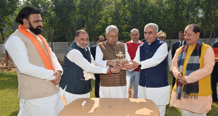 लालू यादव और नीतीश कुमार को दिया गया महाकुंभ आने का आमंत्रण