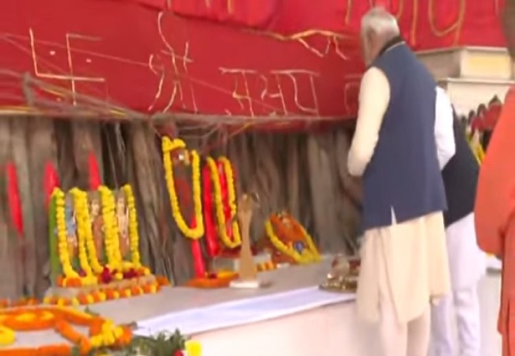 प्रधानमंत्री ने प्रयागराज में अक्षय वट की पूजा-अर्चना की