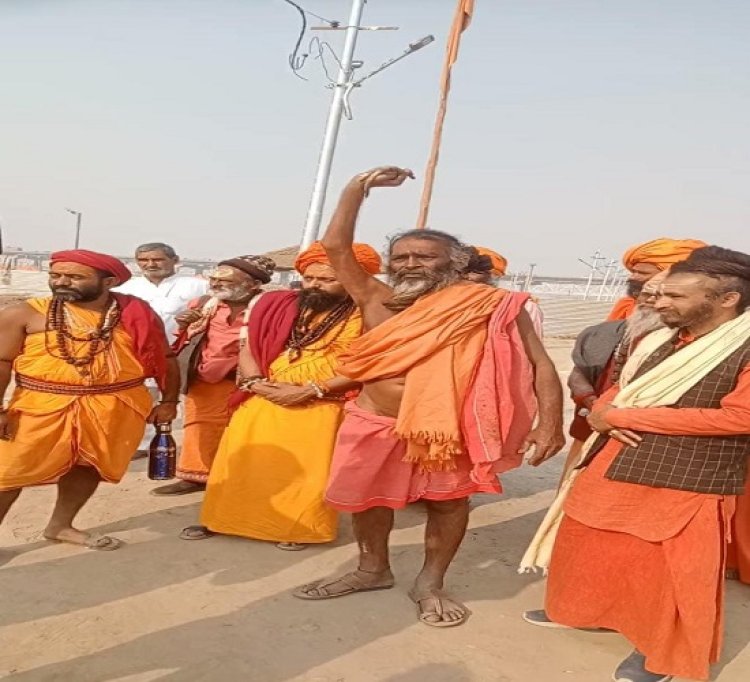 महाकुंभ: चौदह वर्ष से दाहिना हाथ ऊपर उठाए हुए तपस्या कर रहे हैं उर्ध्व बाहु जी महाराज