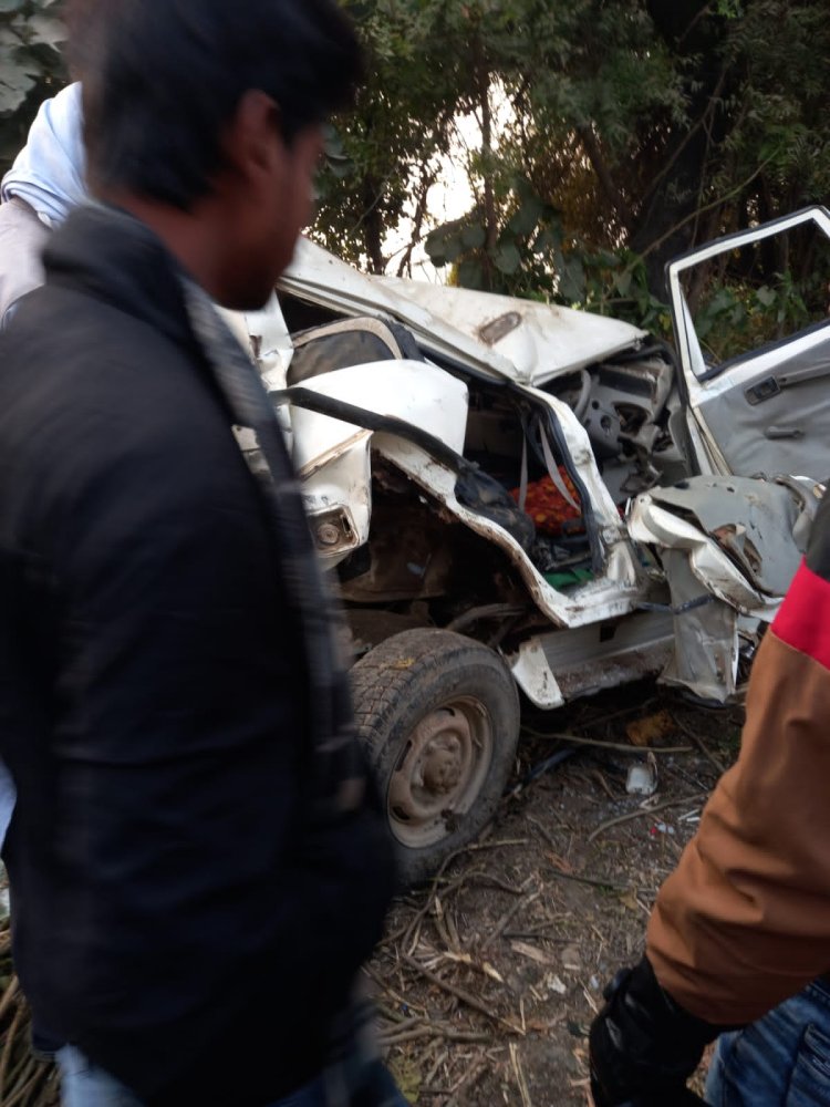तेज रफ्तार डंपर ने खड़ी बोलेरो को मारी टक्कर, चालक की मौत
