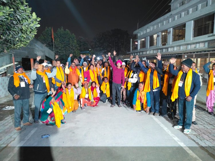 नेपाल से थारू जनजाति के 280 लोग दर्शन को आए