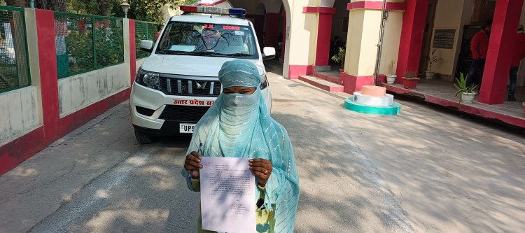 नगर पालिका ने रेप के आरोपी को दी नौकरी, पीड़िता ने डीएम को सौंपा शिकायती पत्र