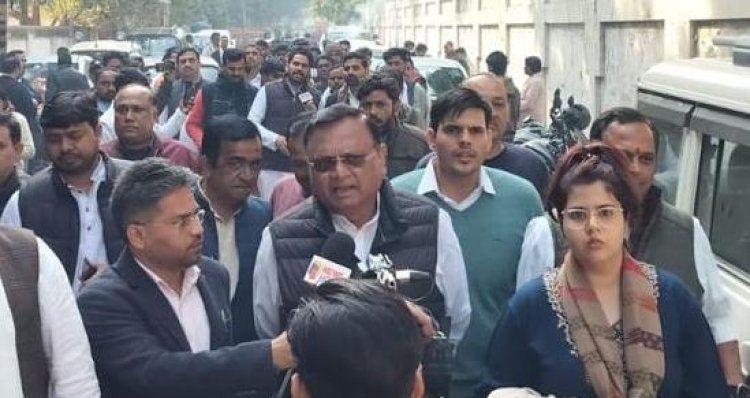 विधानसभा घेरने से पहले कांग्रेस प्रभारी अविनाश ने भरा जाेश, महिला अध्यक्ष हुई गिरफ्तार