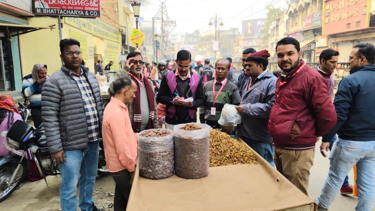 वाराणसी नगर निगम ने प्लास्टिक एवं अतिक्रमण के खिलाफ चलाया अभियान