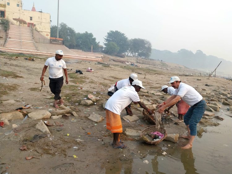 नमामि गंगे ने आदि केशव घाट पर चलाया स्वच्छता अभियान
