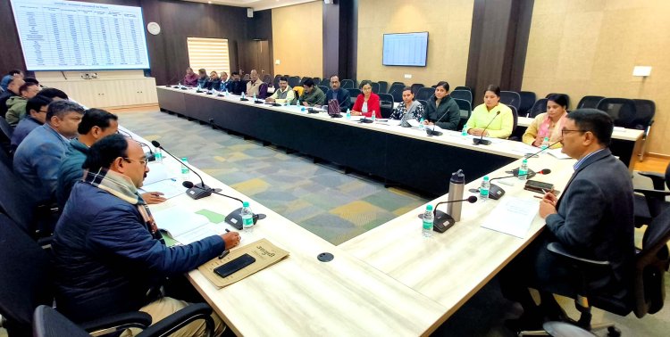 कानपुर में जिला अधिकारी की अध्यक्षता में खाद एवं रसद विभाग की कार्यों की समीक्षा बैठक करते हुए जिला अधिकारी का छायाचित्र