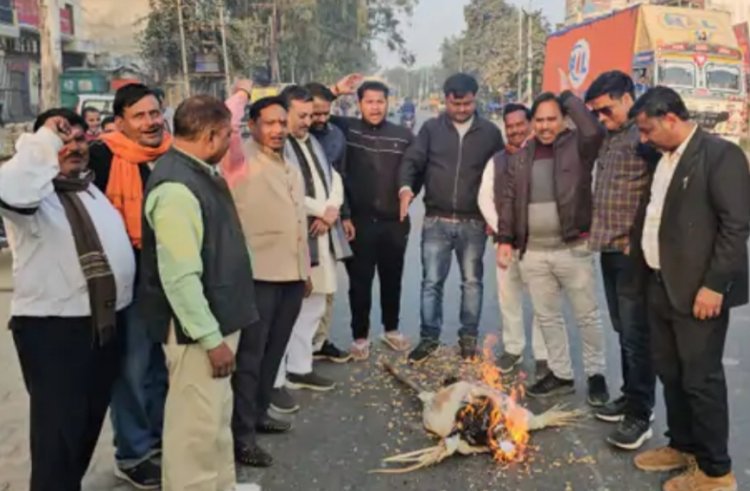 भाजपा सांसदों से धक्कामुक्की का विरोध, कांग्रेस का पुतला दहन