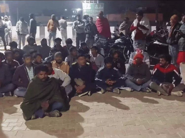 देवी देवताओं पर अभद्र टिप्पणी के मामले मे हिन्दू संगठनों ने किया थाने का घेराव