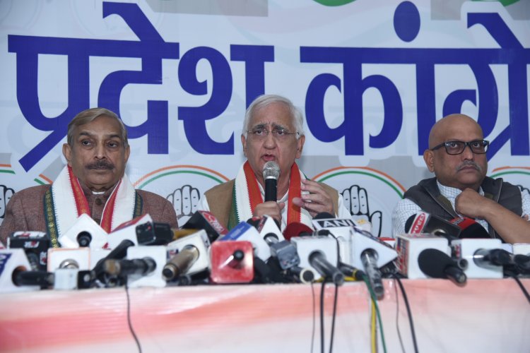 प्रदेश कांग्रेस मुख्यालय माल माल एवेन्यू में प्रेसवार्ता करते राज्यसभा सांसद प्रमोद तिवारी
