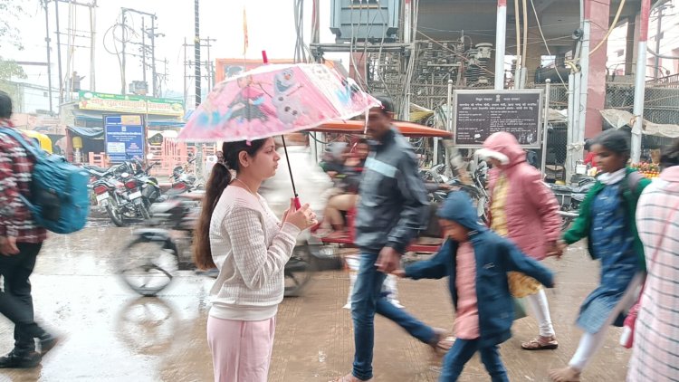 वाराणसी में मौसम का तेवर बदला,बूंदाबांदी से सड़कों पर बढ़ी फिसलन