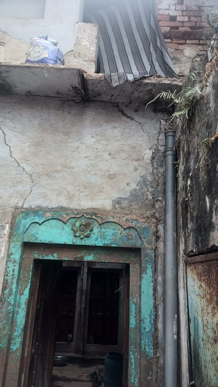 जैतपुरा सरैया में पुराने मकान का बारजा गिरा, मलबे में दबकर युवती की मौत
