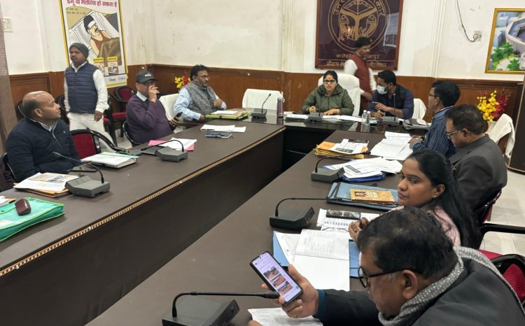 जिलाधिकारी ने की निर्माणाधीन परियोजनाओं की समीक्षा, कार्य में प्रगति लाने के दिए निर्देश