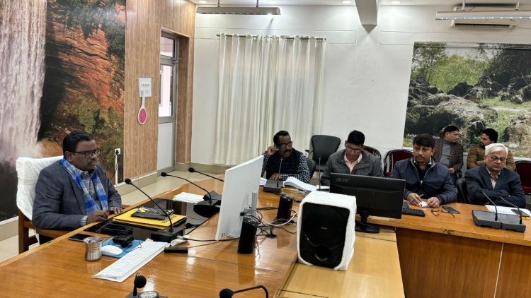 मंडलायुक्त ने निर्माणाधीन परियोजनाओं की समीक्षा की, कार्य में लापरवाही पर अधिकारियों को फटकार
