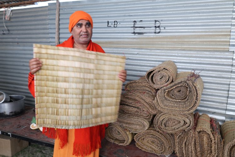 योगी और मोदी के राज में आज देश और प्रदेश में आनंद ही आनंद : स्वामी अधोक्षजानंद