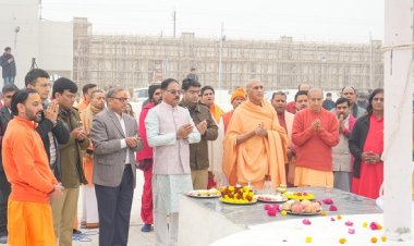 प्रभु प्रेमी संघ शिविर में हुआ ध्वजारोहण, स्वामी अवधेशानन्द महाकुंभ में सुनाएंगे श्रीमद्भागवत कथा