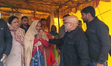 धरने पर बैठे किसानों से मिलकर बोले अजय राय,  भाजपा ने पूरे देश को अडानी के नाम रख दिया है गिरवी