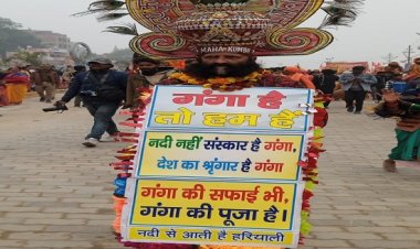 महाकुम्भ में जल संरक्षण का संदेश देते मूछ नर्तक राजेन्द्र तिवारी 'दुकानजी'