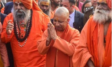 मुख्यमंत्री योगी ने अखाड़ों में जाकर साधु-संतों से की भेंट